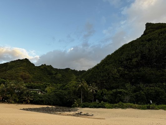 Tunnels Beach by null
