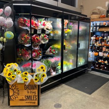 Vons - a display of flowers in a store - Grocery Near Me - Santa Monica, California Vons - a display of flowers in a store - Grocery Near Me - Santa Monica, California