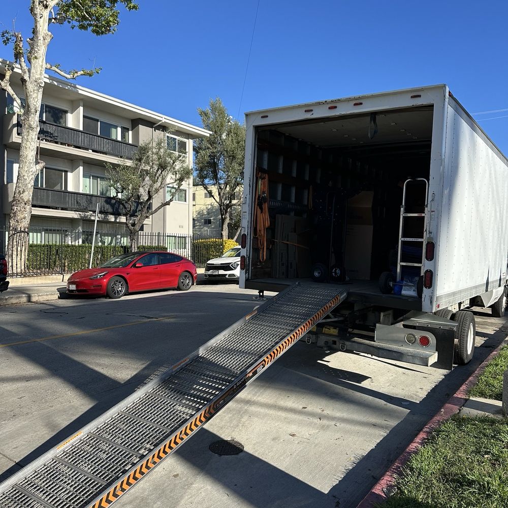 Busy Bee Movers - Truck's arrival at our apartment - Movers Near Me - Irvine, California Busy Bee Movers - Truck's arrival at our apartment - Movers Near Me - Irvine, California
