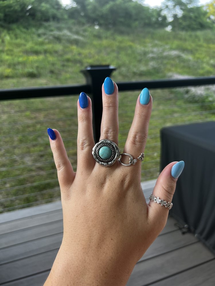 Roxy Nails Logo