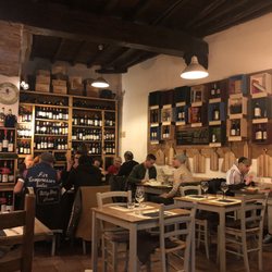La Fiaschetta - Before the storm. All free tables are already reserved