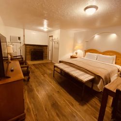 Payson Inn & Suites - King size bed guest room