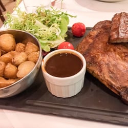 Brasserie Du Commerce - Ribs with potatoes and salad.