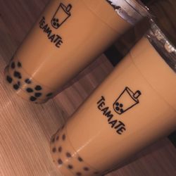 Teamate - Links: hot Caramel Milktea mit Tapioca, Rechts: hot Caramel Milktea mit Lycheeboba