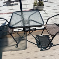 Villa Inn - Cheap and dated patio furnishings