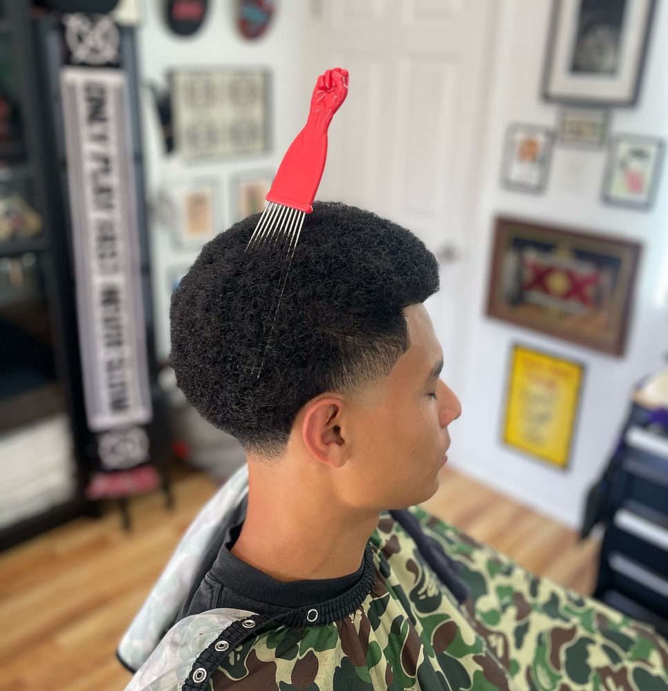 Juanelo’s Barbershop & Shave Parlor Logo