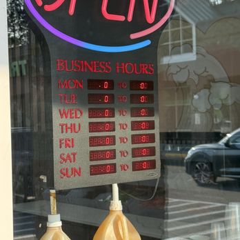 FOB Poke Bar - Sushi Bars Near Me - Tukwila, Washington