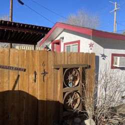 Mt Williamson Motel and Base Camp - Staff is very friendly. Cozy, clean and unique cabins. Our dog loved it here as well. Check in and out was super easy. Highly recommend