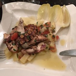 Oktopussalat mit Kartoffeln. Sehr schön.