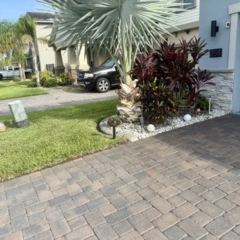 Franklin's Landscape - Side Lawn - Landscaping Near Me