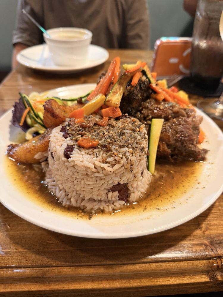 Chef Vernon's Table Logo