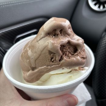 Stricklands Ice Cream - Medium cup with chocolate and vanilla. - Ice Cream & Frozen Yogurt Near Me - Costa Mesa, California