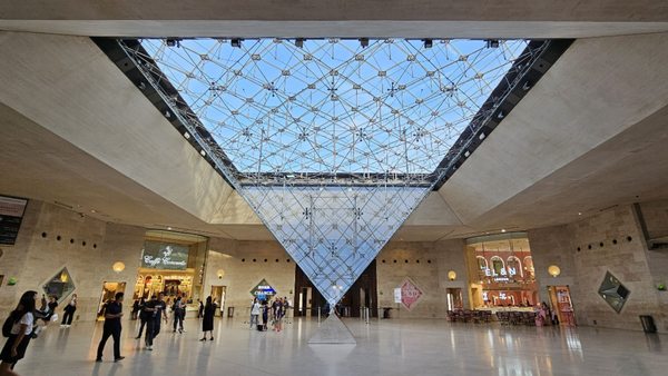Carrousel du Louvre by null