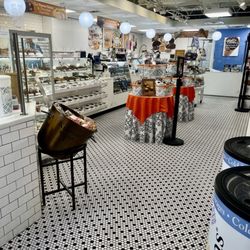 Kilwins Ice Cream - Chocolate - Fudge - Cute vintage vibe