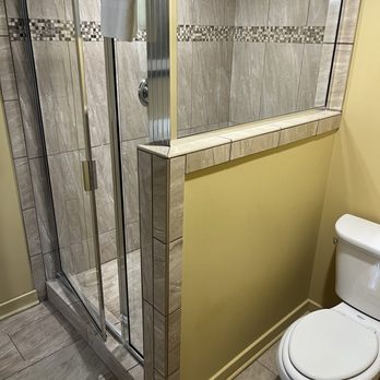 Patriots Inn - Oversized shower. - Resorts Near Me - Williamsburg, Virginia