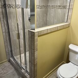 Patriots Inn - Oversized shower.