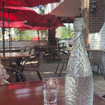 Da Vinci pizza and pasta - Cold water on a lovely patio - Cafes Near Me - Gainesville, Florida