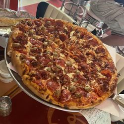 Wadham's House of Pizza and Scoop's - Omg this pizza is amazing!!!