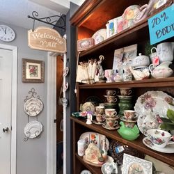 Whimzee's Antiques & Gifts