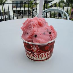 Raspberry sorbet with chocolate chips Raspberry sorbet with chocolate chips