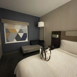 Holiday Inn Express & Suites Lincoln-Roseville Area