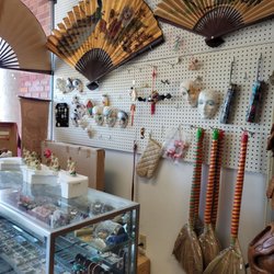 Tung Fong Market - Gift shop area