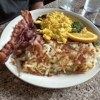 Huckleberry Inn - Scrambled eggs, bacon, hash browns, came with toast - Diners Near Me - Government Camp, Oregon
