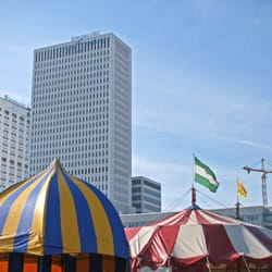 Swan Market - Leuke combinatie van hoge gebouwen en vrolijke tenten.