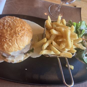 Auberge des Dahlias - Burger in Munster sauce - Restaurants Near Me - Berrwiller, 68