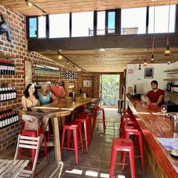 Vinícola Retorno - Tasting Room with great friends!