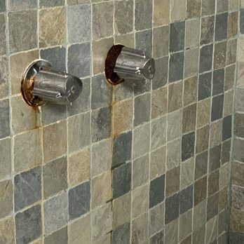 Seacrest Inn - Rust in the shower handle. Home Depot sells something to remove this. - Hotels Near Me - Avalon, California