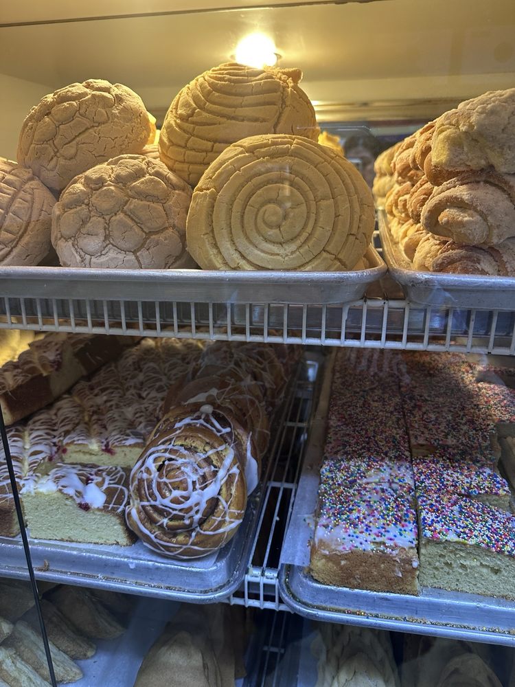 Yaniras Bakery Logo