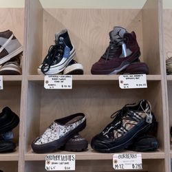 DeeLux - Huge selection of contemporary and modern shoe's
