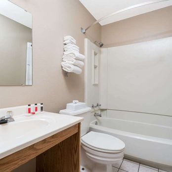 Super 8 by Wyndham St. Cloud - Guest room bath - Hotels Near Me - St Cloud, Minnesota Super 8 by Wyndham St. Cloud - Guest room bath - Hotels Near Me - St Cloud, Minnesota