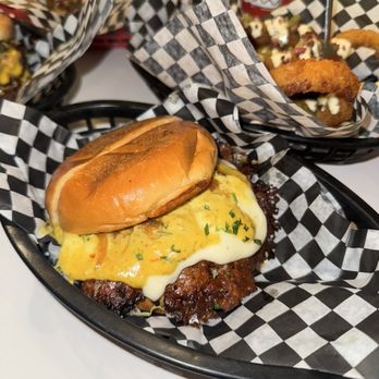 Between 2 Buns - American Near Me - Vancouver, British Columbia