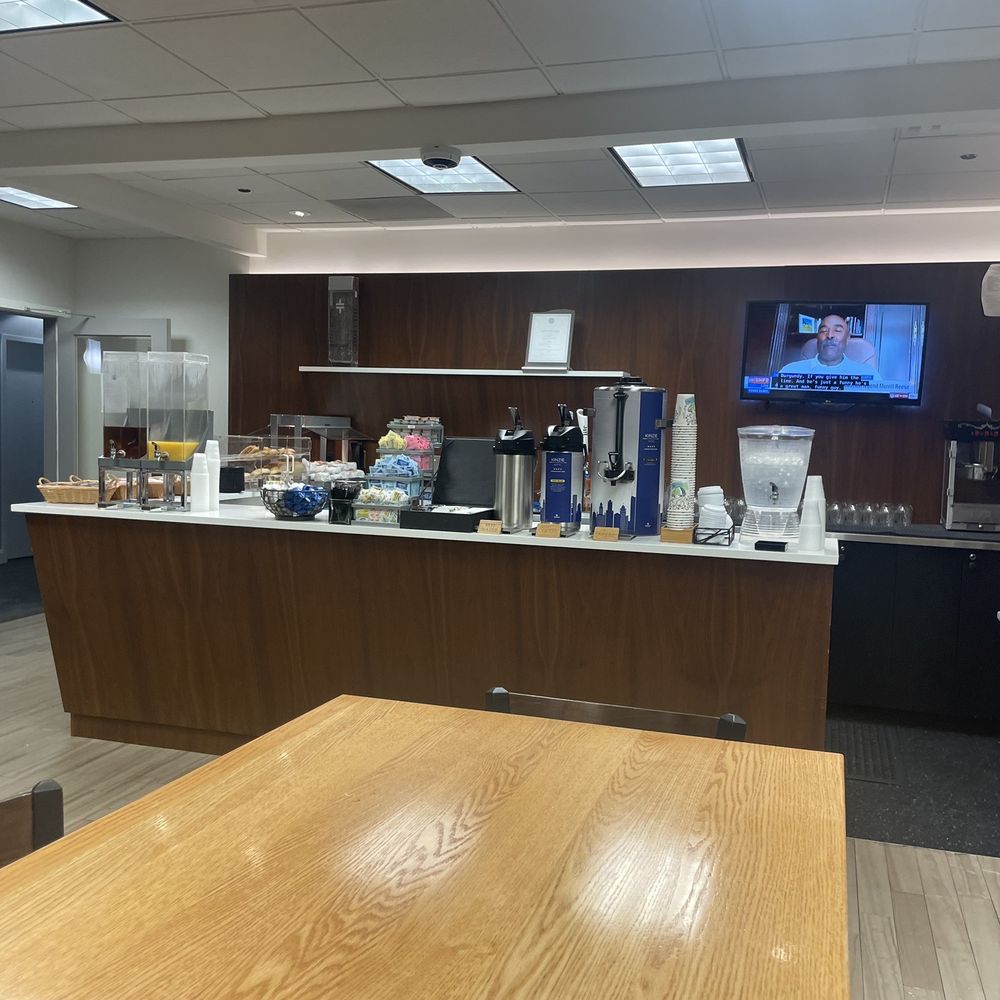 Kinzie Hotel - Continental breakfast sit down area - Hotels Near Me - Chicago, Illinois Kinzie Hotel - Continental breakfast sit down area - Hotels Near Me - Chicago, Illinois