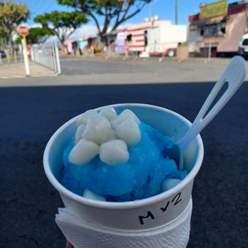 Mountain Magic Shave Ice - Large size blue vanilla w/mochi - Shaved Ice Near Me - Waipahu, Hawaii