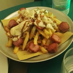 Hot Stuff - Patate fritte con provola di Agerola e wurstel