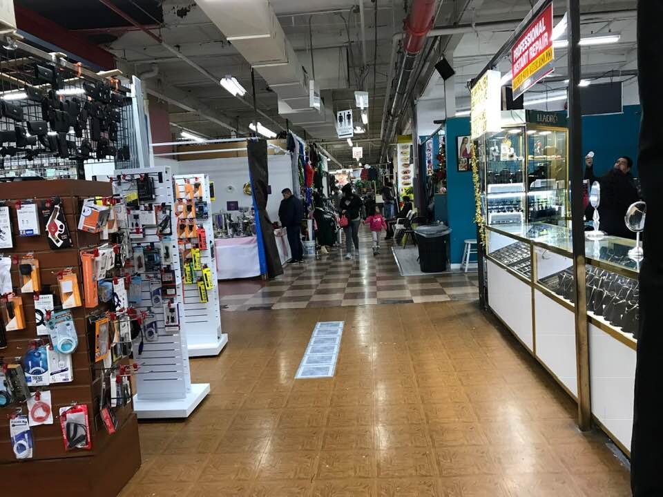 ELGIN FLEA MARKET Updated May 2024 840 N State St, Elgin, Illinois