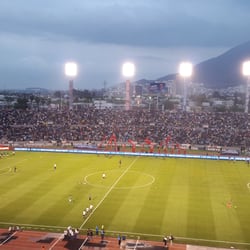 Estadio Tecnológico - De fondo, el nuevo estadio. De los últimos partidos en el Tec