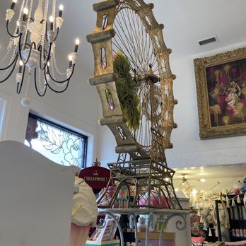 Pinkitzel - a ferris wheel and a chandelier - Cupcakes Near Me - Tulsa, Oklahoma