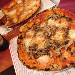 Da Tito i Peccati di Gola - Superb Marinara pizza, added mozzarella and mushroom for extra flavor. Big pizza but super thin crust, flavorful yet not heavy.