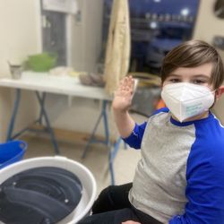 Bareclay Studio - Happy kid at throwing wheel