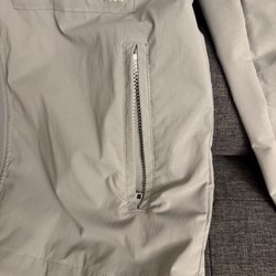 Narain's Outdoor Sewing & Repairs - Added a zipper to the pocket. They took the time to order the right color.