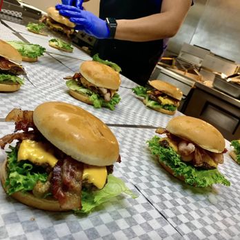 Grizzly Burger House - a chef preparing burgers - Cafes Near Me - Savoy, Texas Grizzly Burger House - a chef preparing burgers - Cafes Near Me - Savoy, Texas