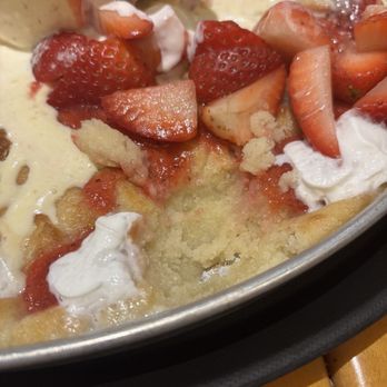 BJ's Restaurant & Brewhouse - Strawberry Shortcake Pizookie - Pizza Near Me - Tukwila, Washington