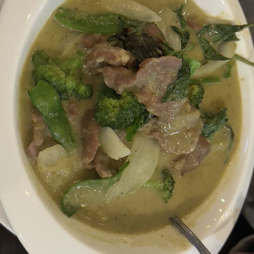 Chen's Asian Bistro - Beef green curry with snow pea, broccoli and onion - Chinese Near Me - Freehold, New Jersey Chen's Asian Bistro - Beef green curry with snow pea, broccoli and onion - Chinese Near Me - Freehold, New Jersey