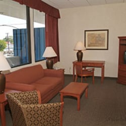 Atlantis Inn - King suite (Room 325) living room area