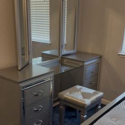 I'm so in love with my vanity set!