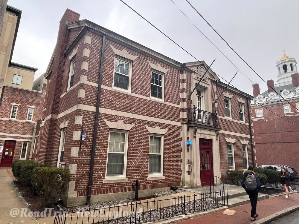 THE HARVARD CRIMSON 14 Plympton St, Cambridge, Massachusetts